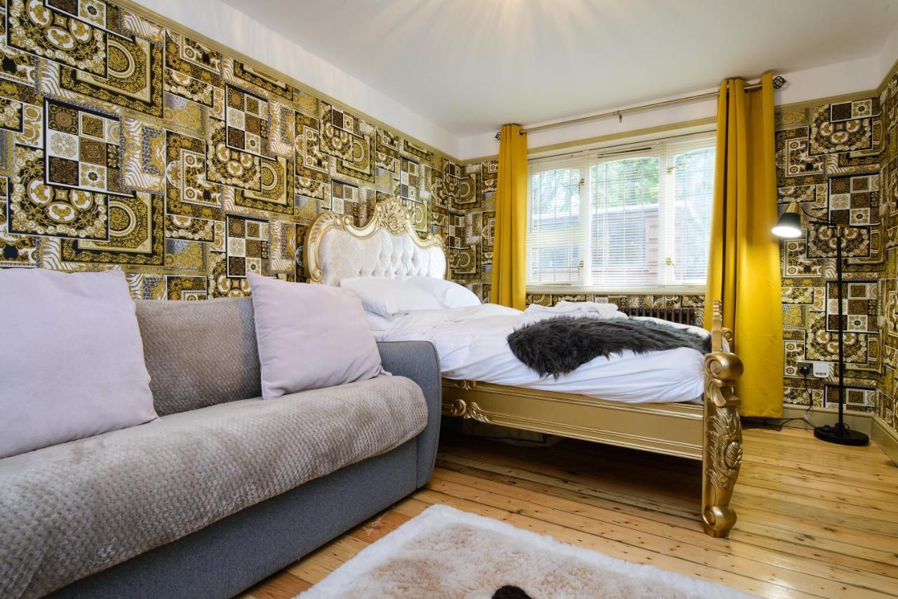 Deluxe 2 Bed Versace Bungalow Hot Tub, Sky Tv, Cinema Screen Saffron Walden Exterior foto