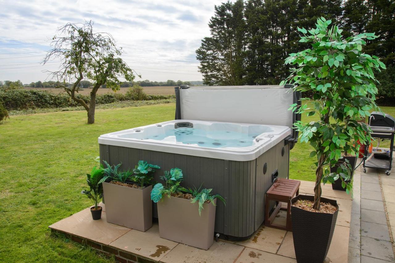 Deluxe 2 Bed Versace Bungalow Hot Tub, Sky Tv, Cinema Screen Saffron Walden Exterior foto