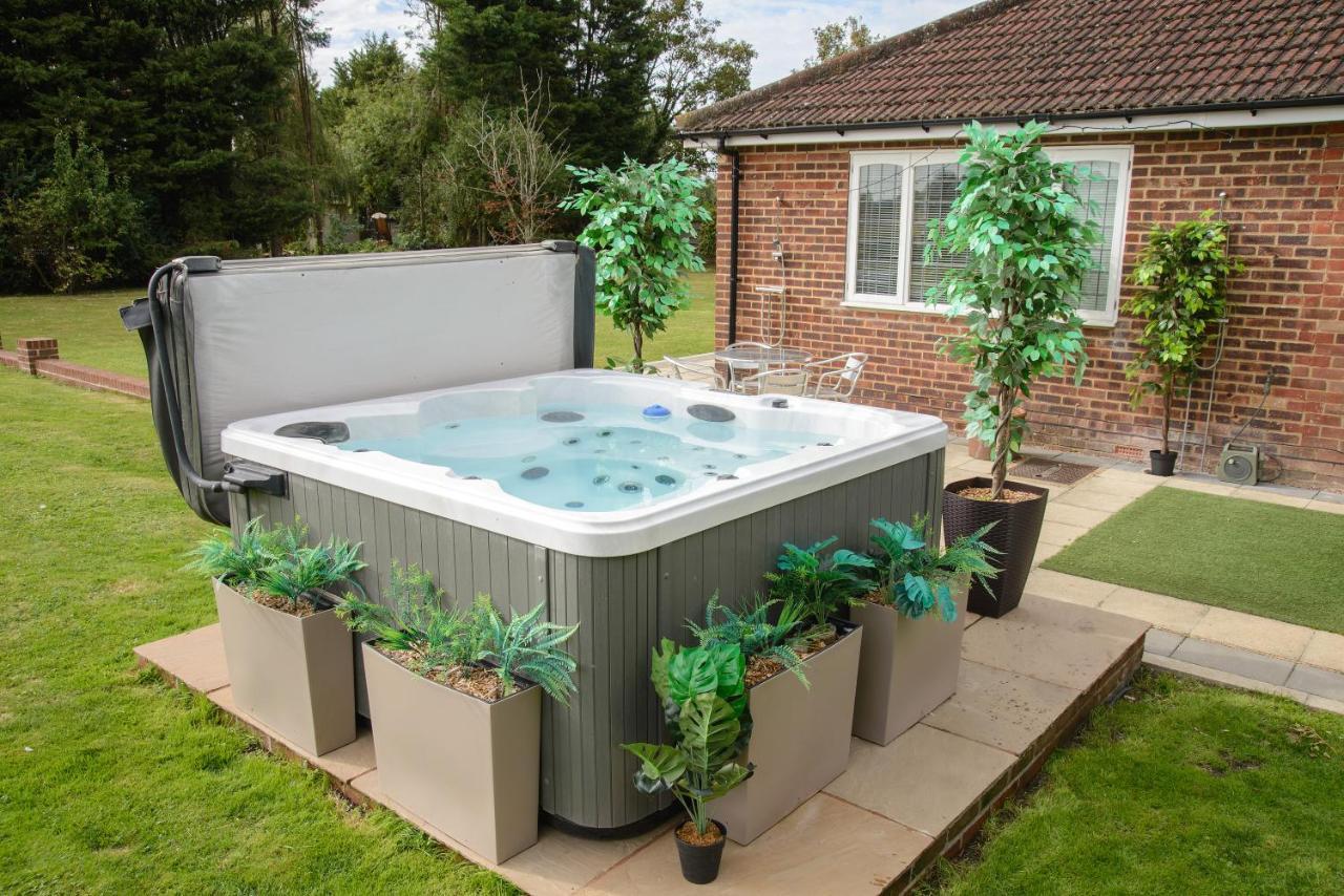 Deluxe 2 Bed Versace Bungalow Hot Tub, Sky Tv, Cinema Screen Saffron Walden Exterior foto